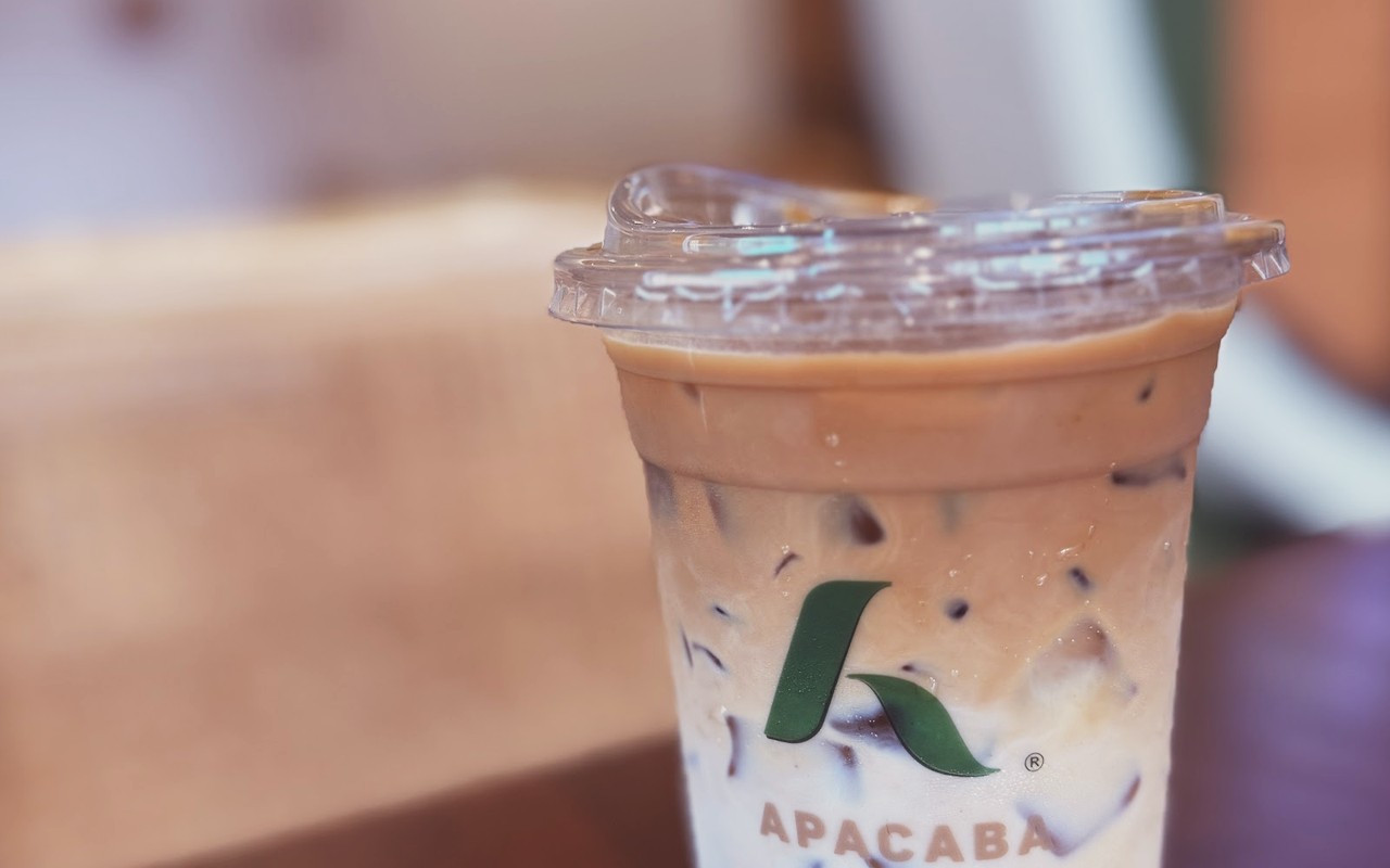 Apacaba Coffee (Kuala Klawang & Roastery Titi) - Secawan Iced Latte signature Apacaba yang dibancuh segar daripada biji kopi sangai sendiri (*in-house roastery*).