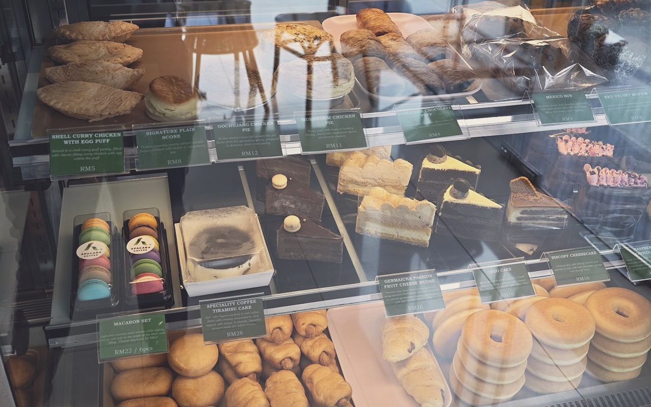 Apacaba Coffee (Kuala Klawang & Roastery Titi) - Kaunter kaca pastri mempamerkan aneka donat keju karamel artisan, kek keju dan biskut segar.