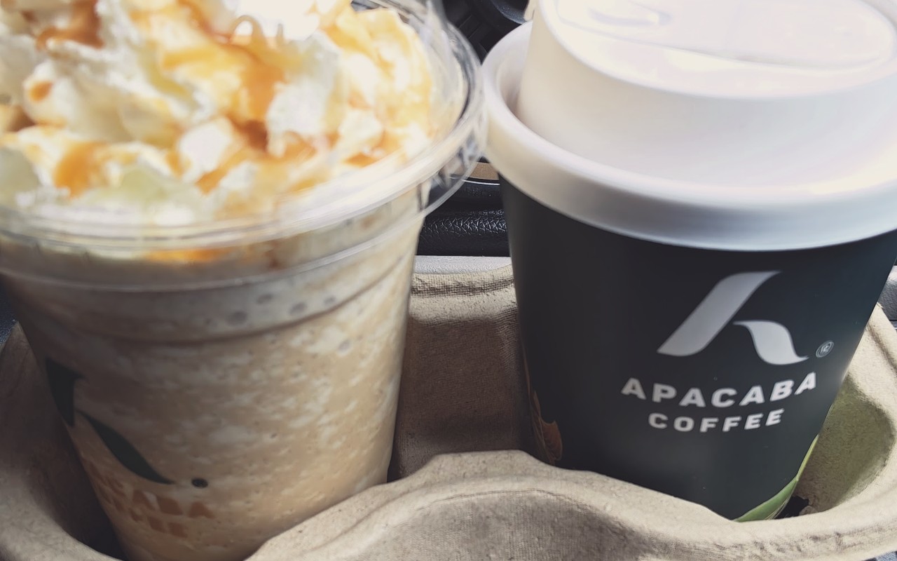 Apacaba Coffee (Kuala Klawang & Roastery Titi) - Gandingan minuman frappe ais karamel berkrim dan secawan kopi panas aromatik.