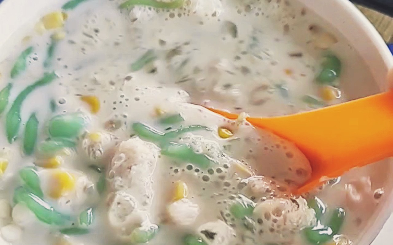CENDOL_AP Kuala Klawang - Semangkuk cendol santan sawit segar melimpah dengan jeli hijau pandan, jagung manis dan gula melaka pekat.