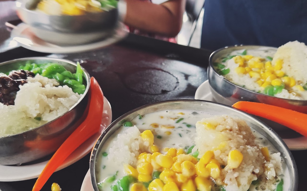 CENDOL_AP Kuala Klawang - Dulang aneka hidangan cendol sejuk bersama pulut kukus lembut dan kacang merah manis.