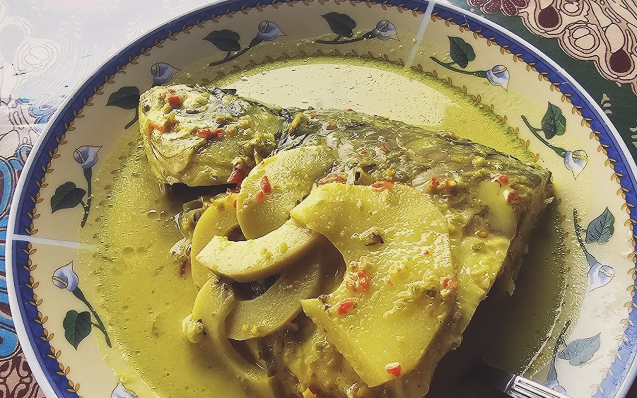Kedai Makan Ikan Sungai Kak Nor Original - Sajian lauk ikan sungai masak lemak cili api bersama hirisan rebung kampung yang menyelerakan.