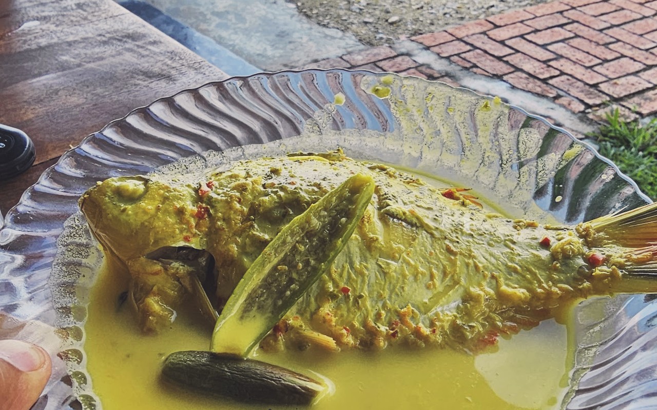 Kedai Makan Ikan Sungai Kak Nor Original - Seekor ikan sungai segar berkuah santan kunyit hidup pekat bersama sayur bendi rangup.