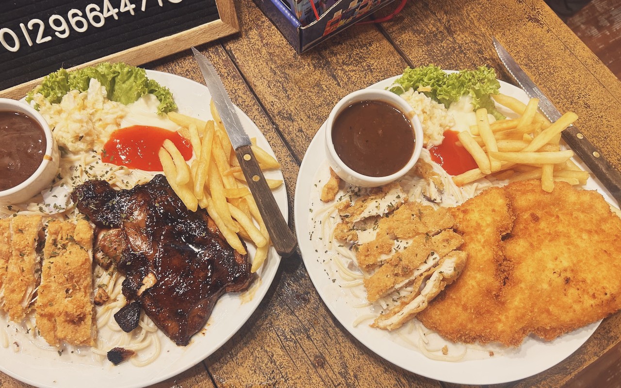 Kedai Kopi Gedebab - Dua pinggan besar hidangan stik lamb chop bakar dan chicken chop bersalut tepung rangup bersama fries.