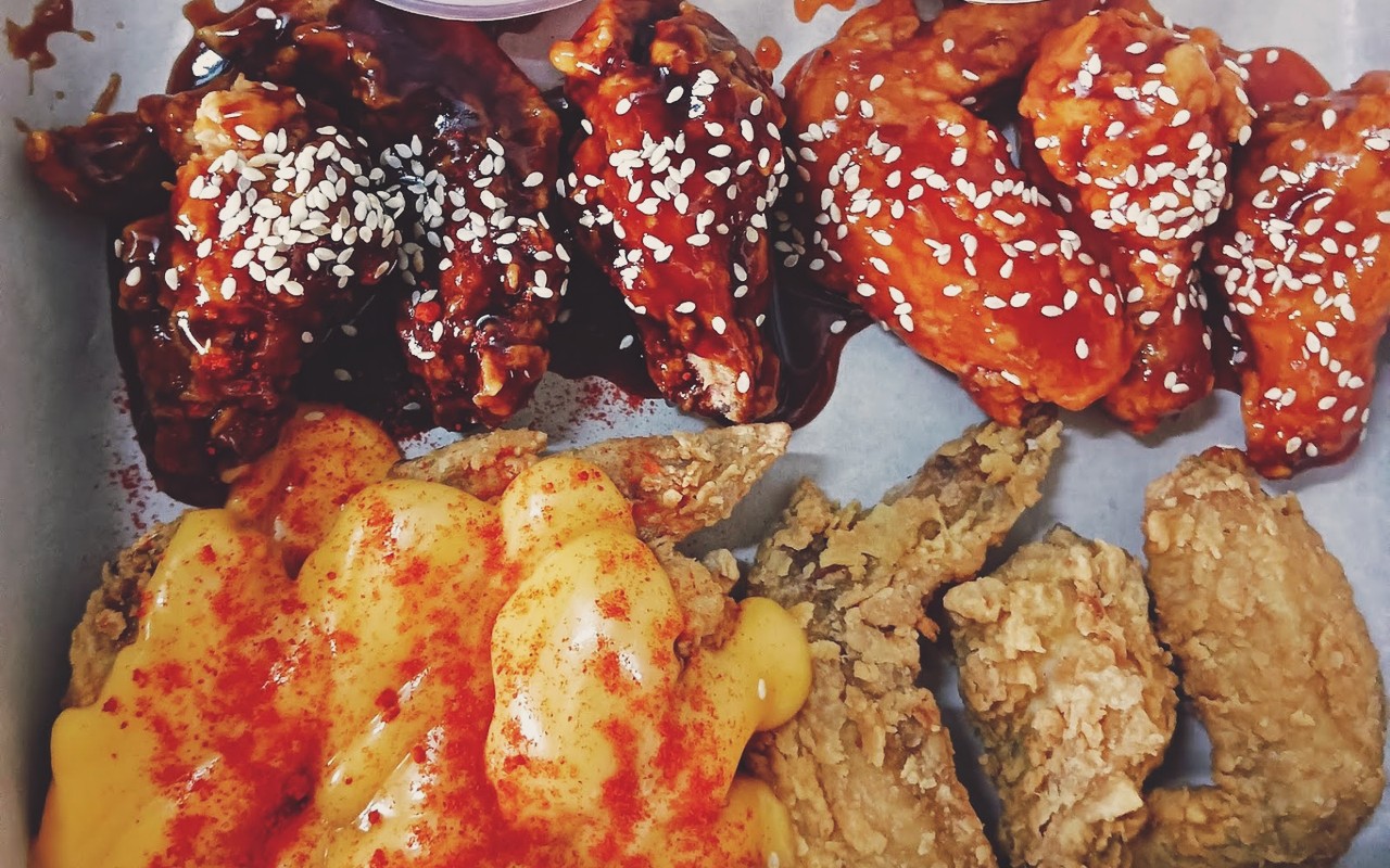 Kedai Kopi Gedebab - Platter kepak ayam goreng Korean spicy wings bersalut sos manis pedas gochujang dan limpahan keju.