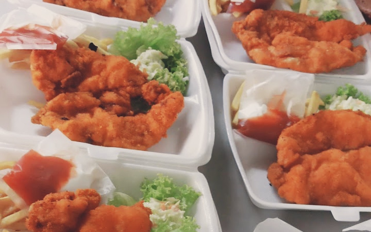 Kedai Kopi Gedebab - Sajian chicken chop rangup keemasan disajikan bersama sos pencicah dan salad coleslaw segar.