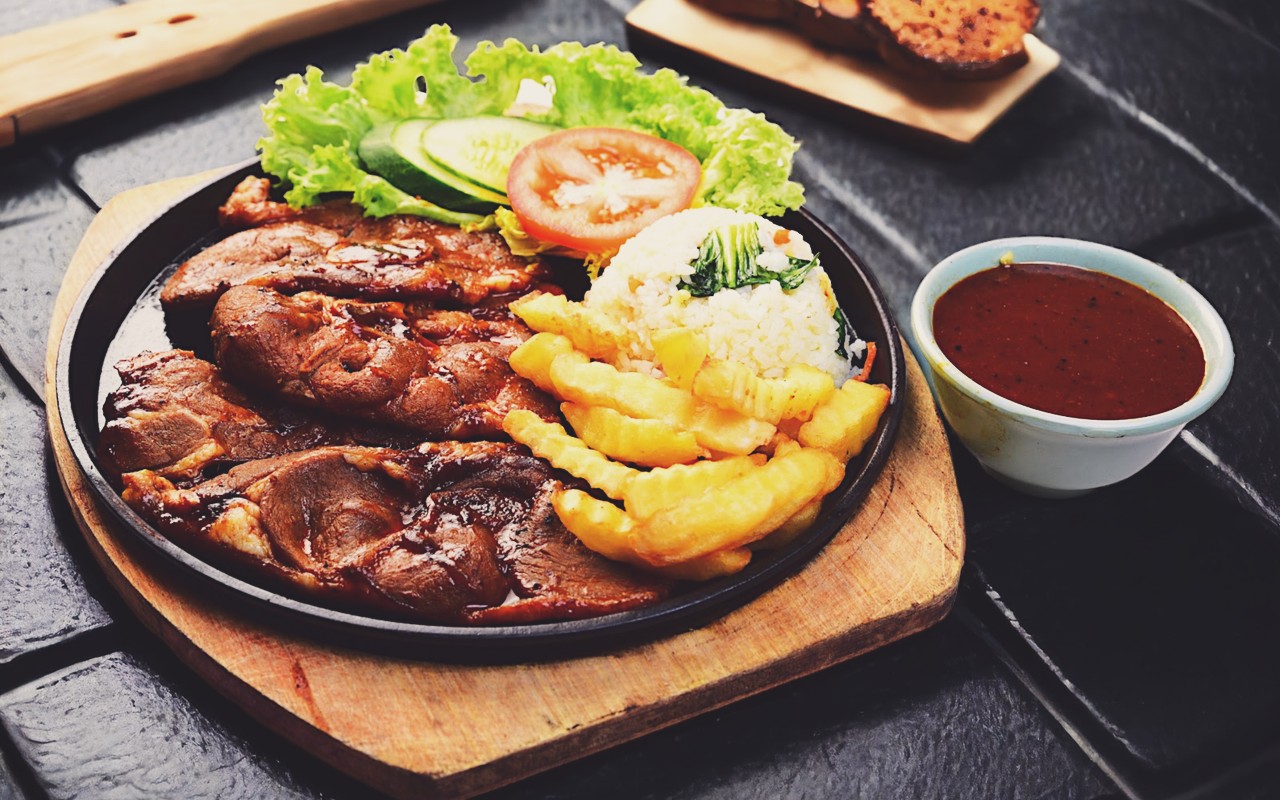 Kedai Makan Boghasap - Plat besi panas sizzling lamb chop panggang disiram sos lada hitam pekat bersama kentang goreng.