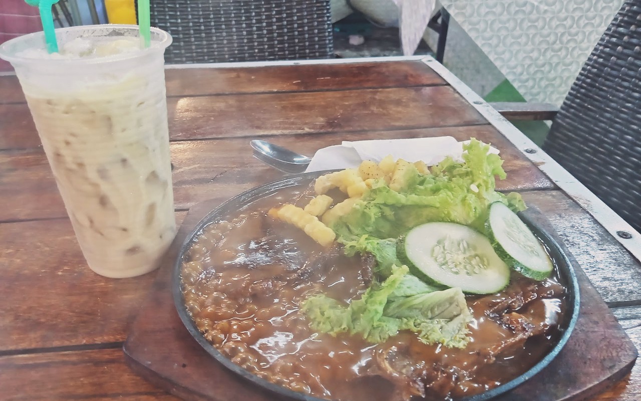 Kedai Makan Boghasap - Set sizzling chicken chop panas berasap bersama sos cendawan lada hitam dan minuman dingin.