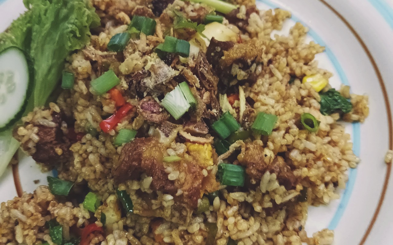 Kedai Makan Boghasap - Sepinggan nasi goreng kampung beraroma tumisan kuali kental bertabur ayam rangup dan cili.