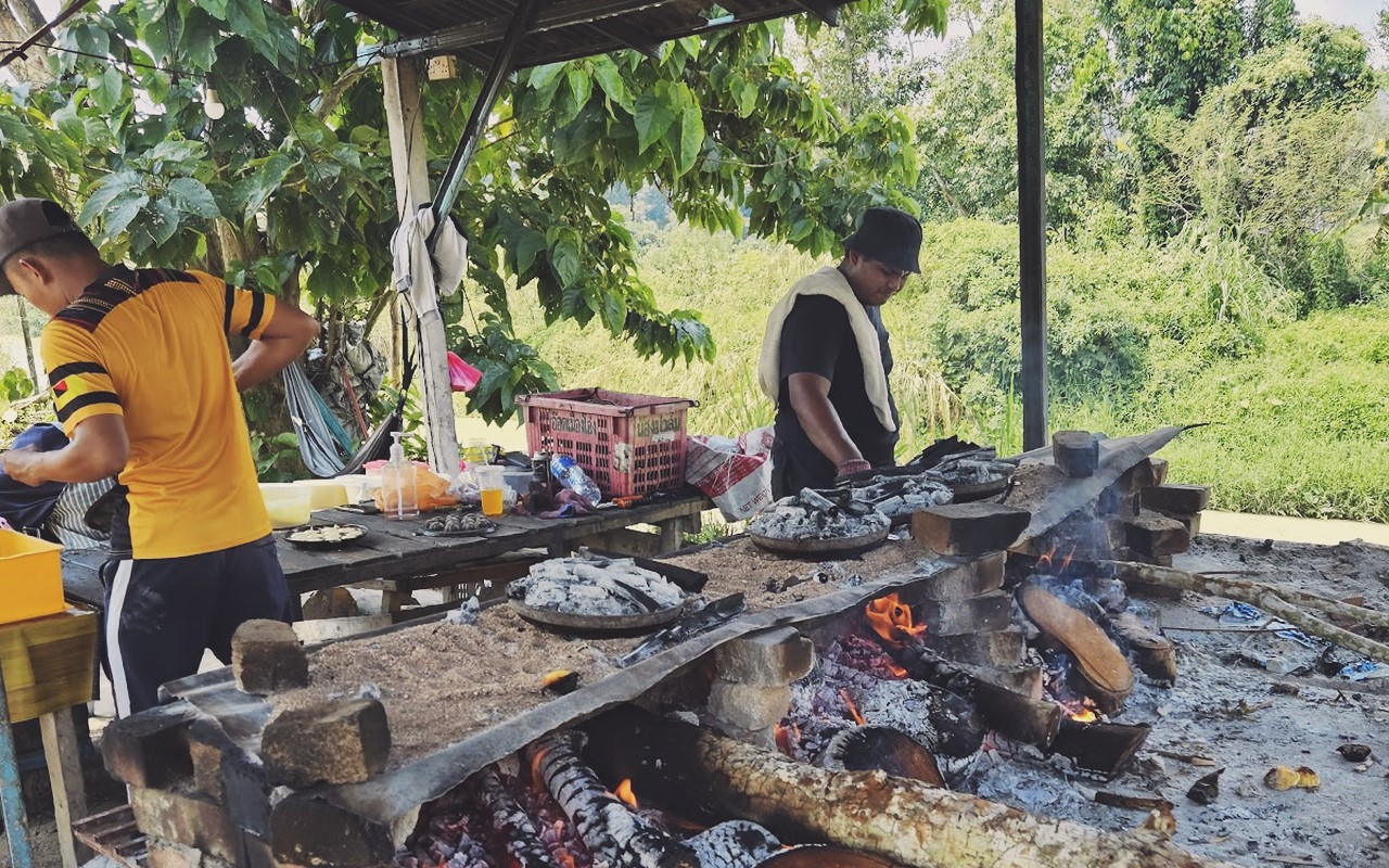 Warung Lemang, Bahulu Sabut Dan Dodol Pijoi (Pijoi Bahulu) - Proses membakar kuih bahulu secara tradisional menggunakan acuan tembaga bertudung sabut kelapa membara.