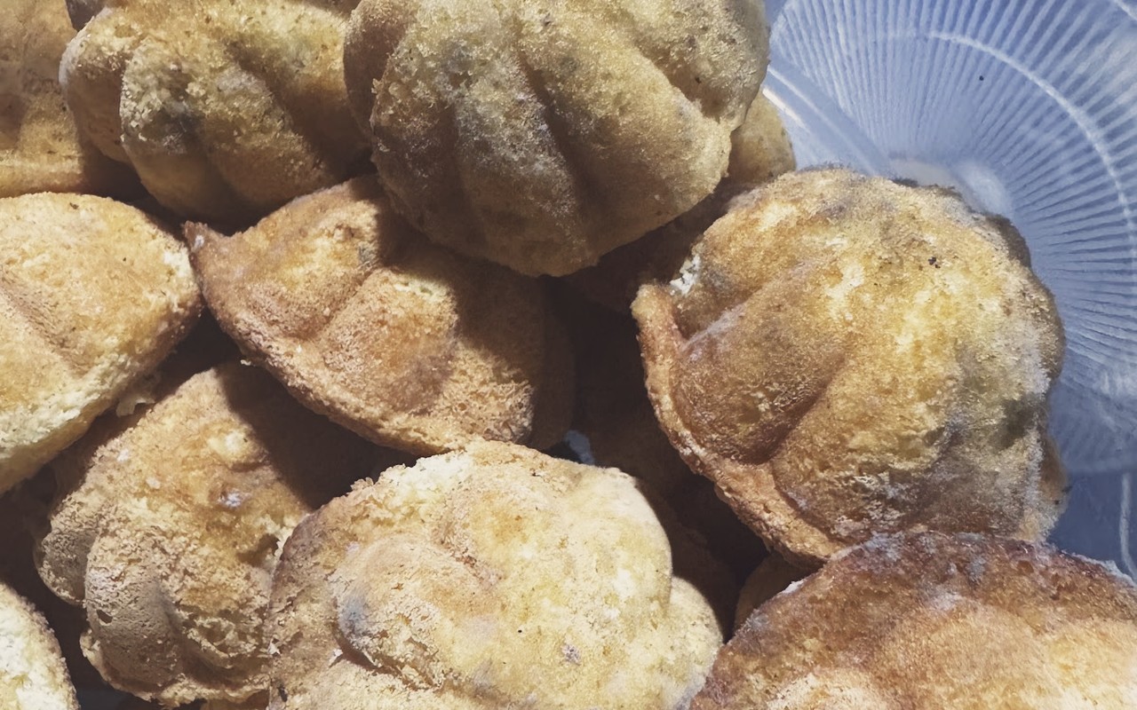 Warung Lemang, Bahulu Sabut Dan Dodol Pijoi (Pijoi Bahulu) - Kuih bahulu cermai bakar sabut yang garing wangi di bahagian luar dan lembut gebu di dalam.