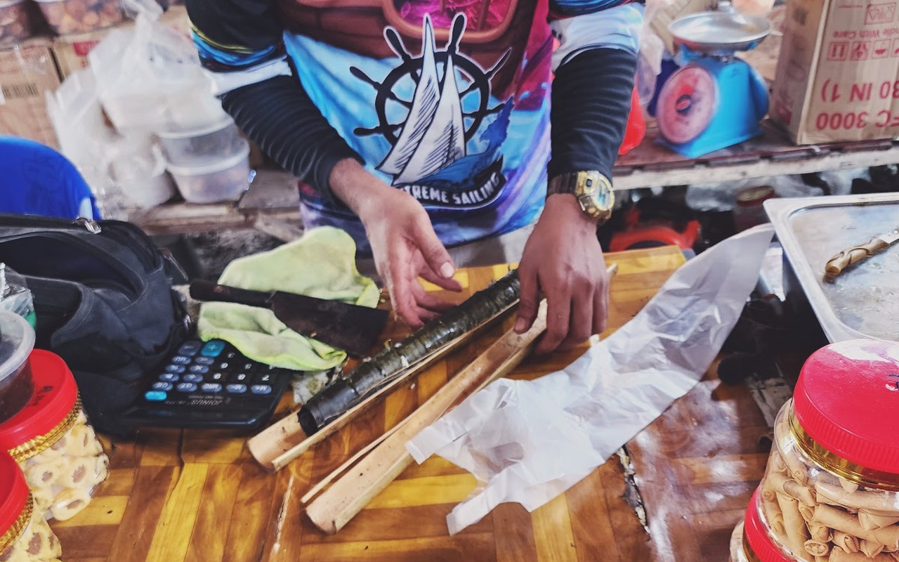 Warung Lemang, Bahulu Sabut Dan Dodol Pijoi (Pijoi Bahulu) - Batang lemang pulut santan bakar buluh yang dibelah segar beralaskan daun pisang wangi.