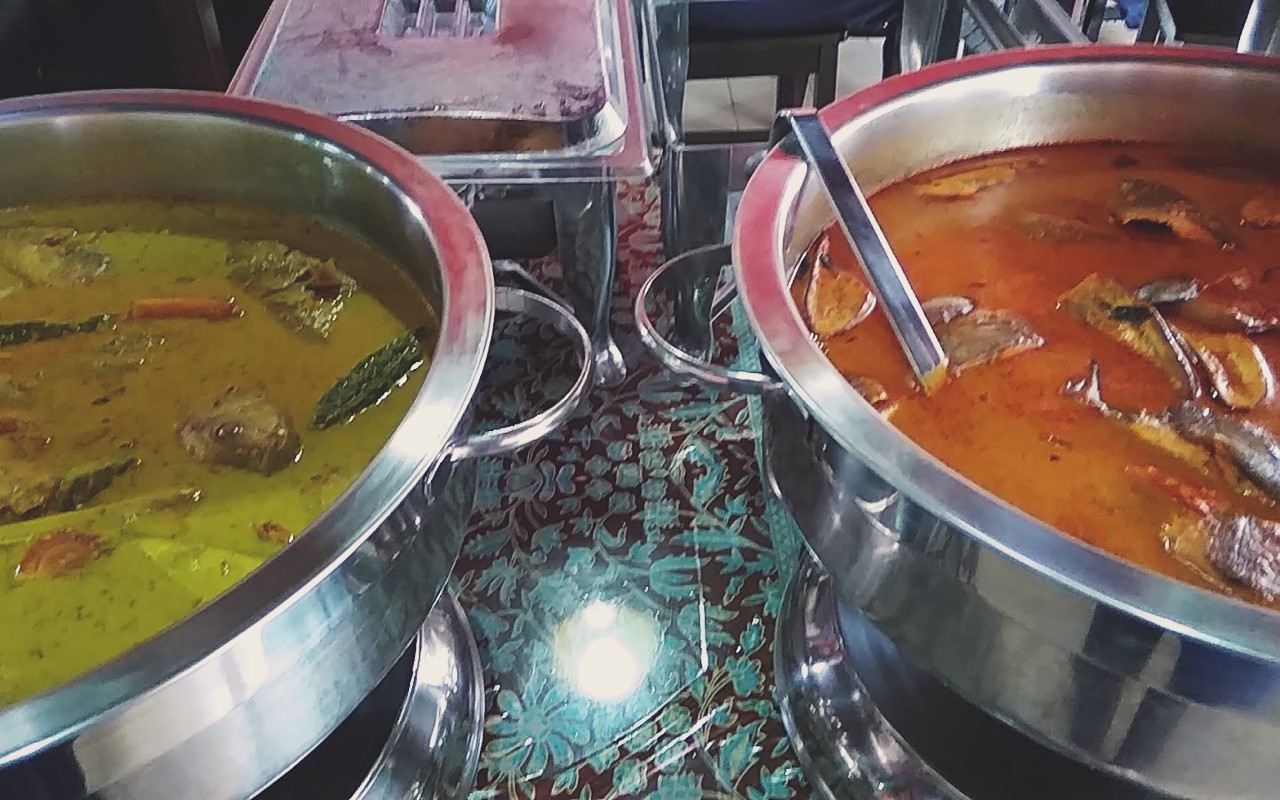 Restoran Fatimah Kuala Klawang - Periuk hidangan kawah panas gulai masak lemak cili api kuning dan asam pedas pekat.