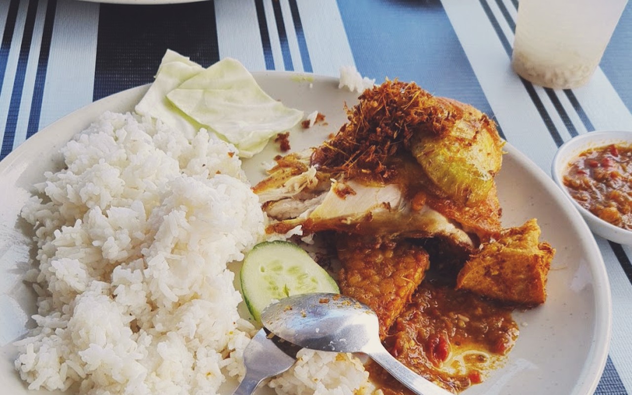 Restoran Fatimah Kuala Klawang - Sepinggan nasi campur bersama ketulan ayam goreng berempah panas dan sambal tempe garing.