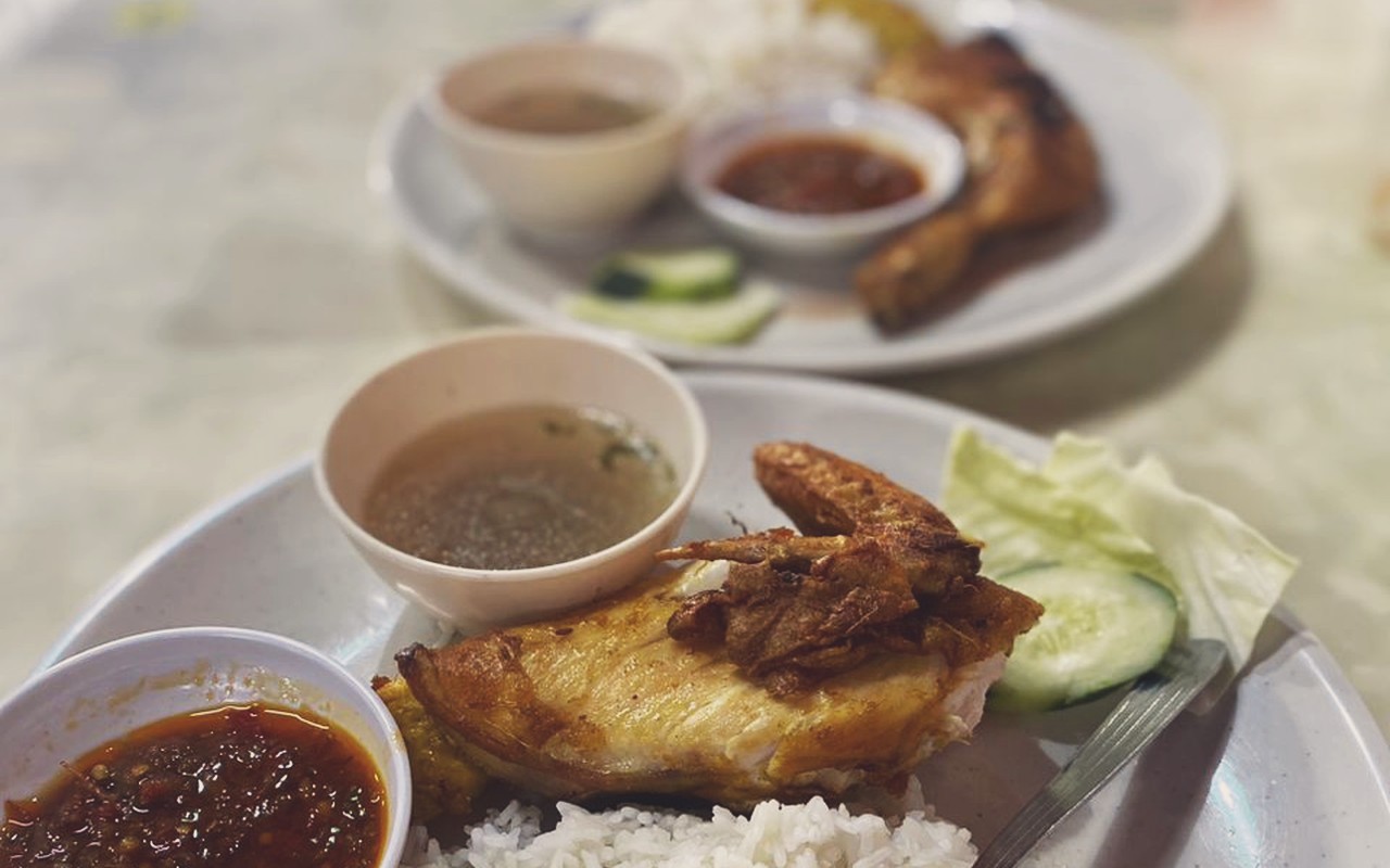 Restoran Fatimah Kuala Klawang - Set hidangan nasi ayam goreng garing bersama sup herba panas dan sambal cili pedas kick.
