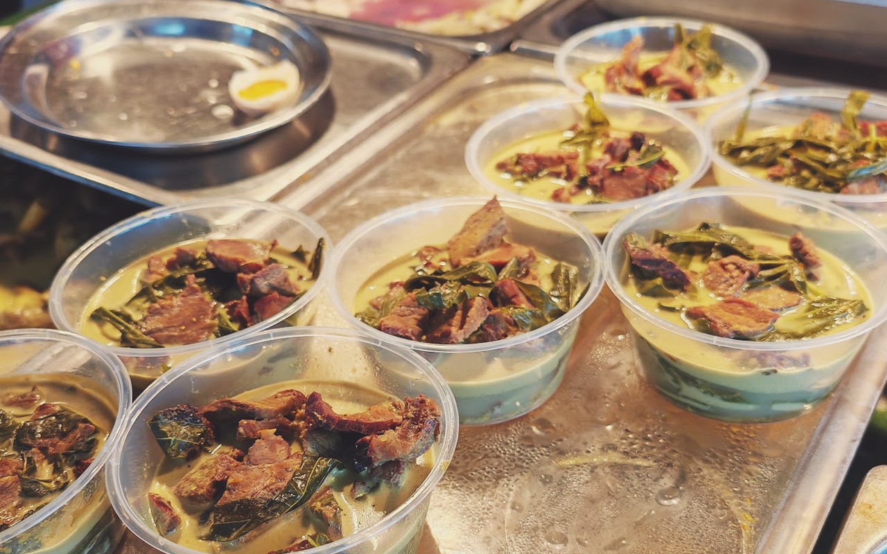 Restoran Jelebu (Daging Salai Jolobu Biso Bonar) - Bekas-bekas gulai masak lemak cili api daging salai pekat yang berapi pedas menyengat.