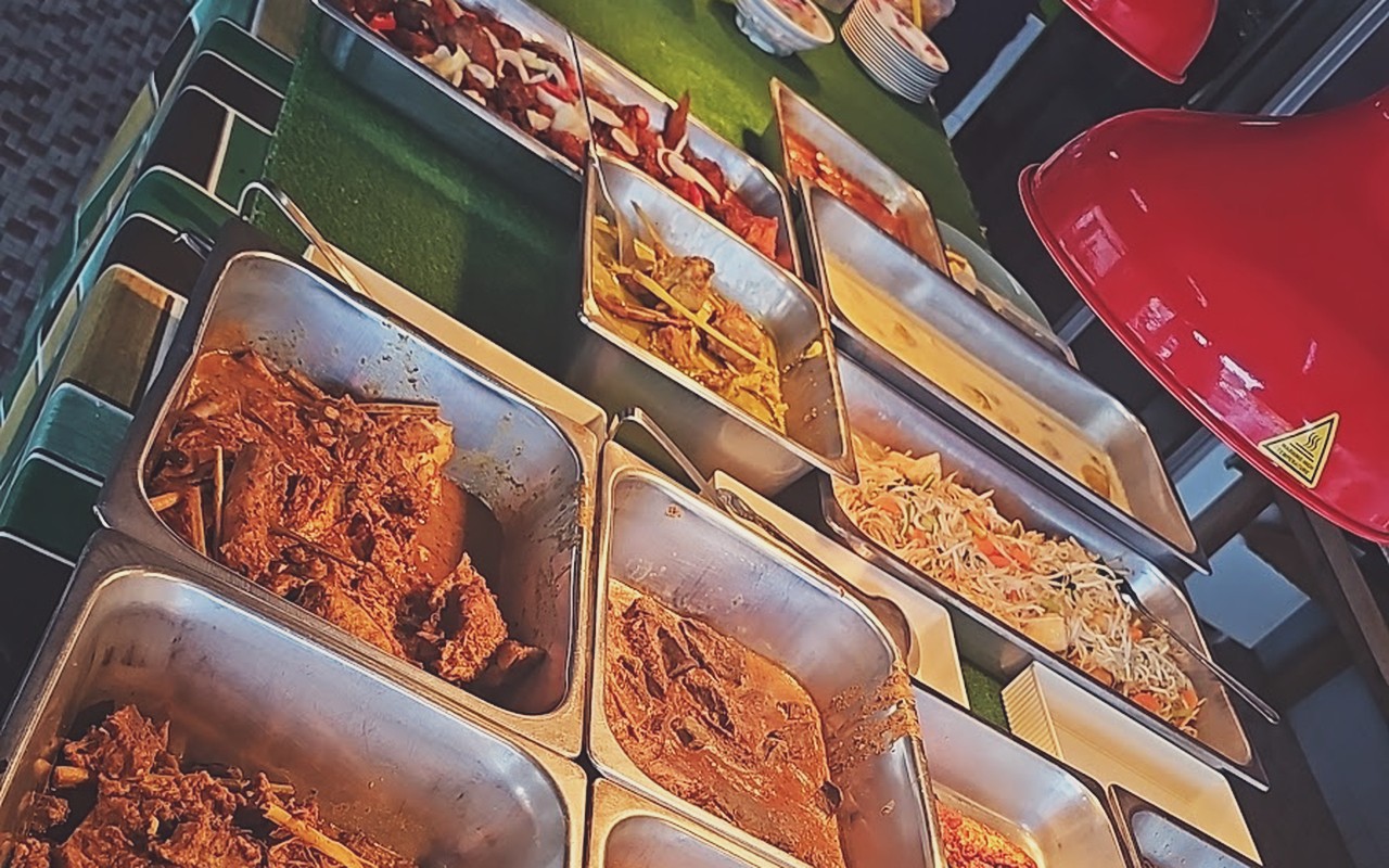 Restoran Jelebu (Daging Salai Jolobu Biso Bonar) - Deretan talam masakan kampung termasuk rendang daging berkerisik pekat daun kunyit.