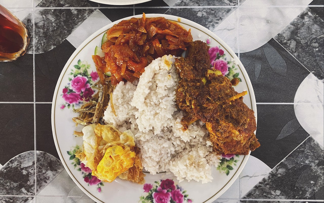 Restoran Jelebu (Daging Salai Jolobu Biso Bonar) - Sajian sepinggan nasi panas bersama rendang daging pekat, sambal ikan bilis dan telur goreng.