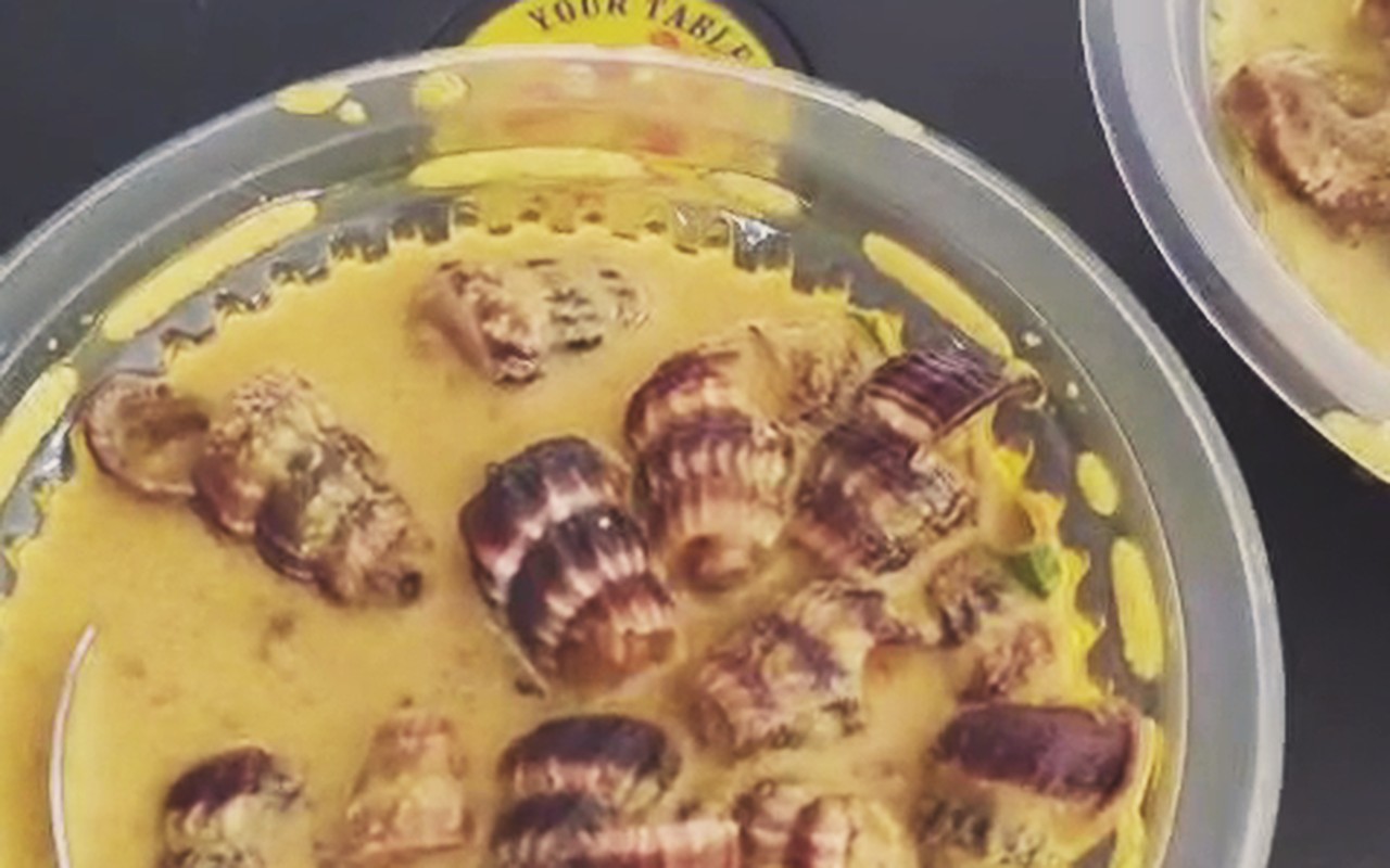 Salai Kayangan Jelebu - Semangkuk siput sedut masak lemak cili api kuning keemasan bersama daun kaduk harum wangi.