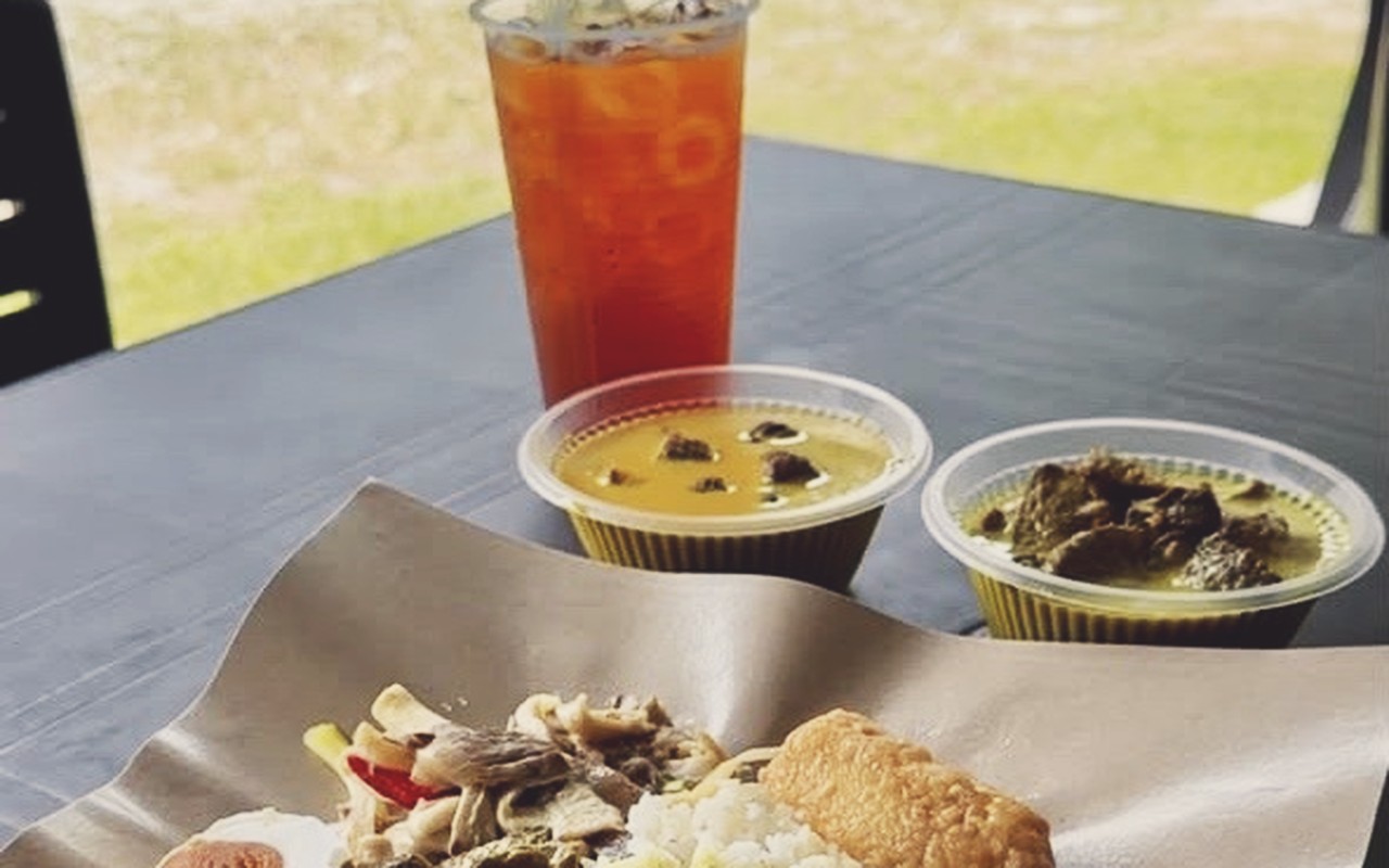Salai Kayangan Jelebu - Set hidangan nasi campur bersama gulai daging salai sabak cili api, ulaman dan telur masin.