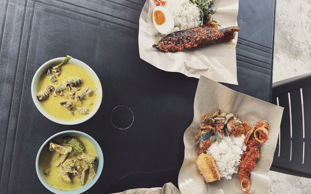 Salai Kayangan Jelebu - Susunan hidangan lauk salai lengkap di meja makan termasuk gulai daging salai, siput sedut dan sambal.