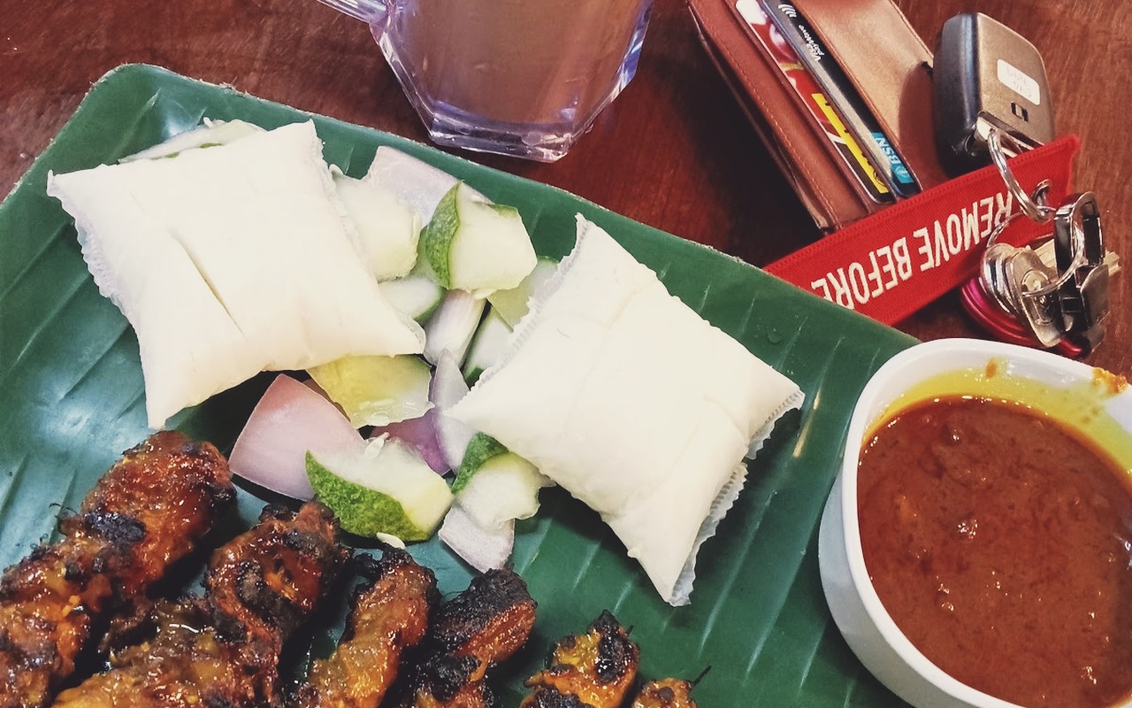 Station 85 - Cucukan sate arang dan sate tulang khas Jelebu bersama kuah kacang pekat dan nasi impit beralas daun pisang.