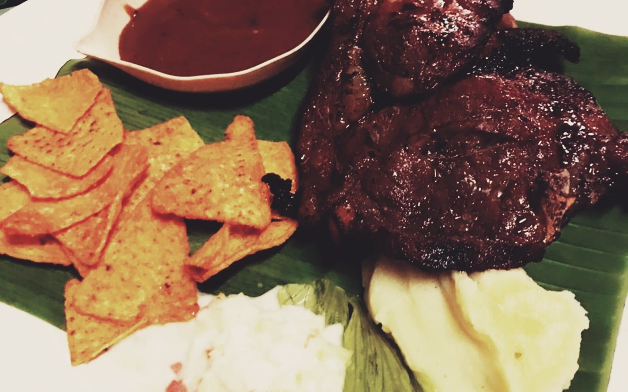 Station 85 - Set daging kambing bakar berempah arang disajikan bersama kerepek nachos dan kentang putar lembut.