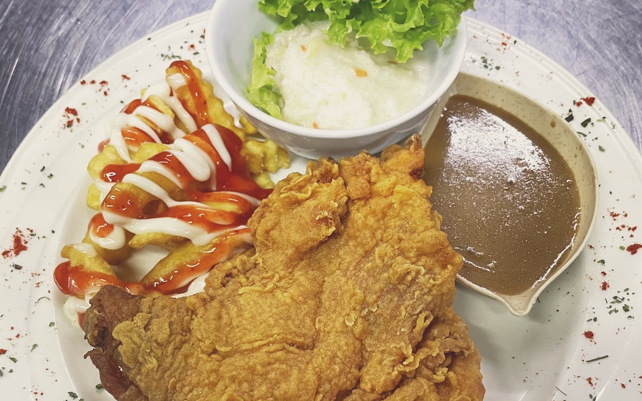 Station 85 - Hidangan crispy chicken chop goreng rangup keemasan disiram sos lada hitam buatan sendiri.