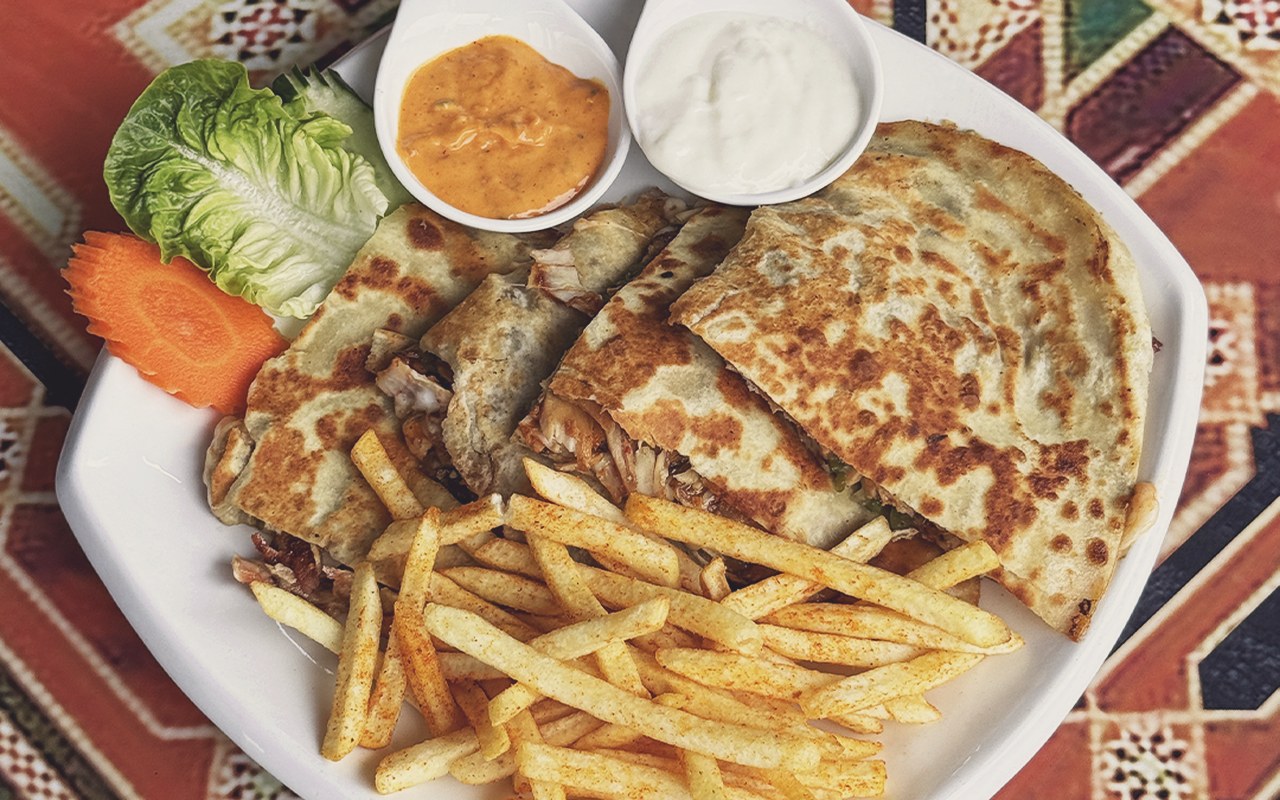 AlFyhaa Restaurant Bahau - Platter shawarma daging dan ayam berkeju rangup disajikan bersama kentang goreng dan sos bawang putih.