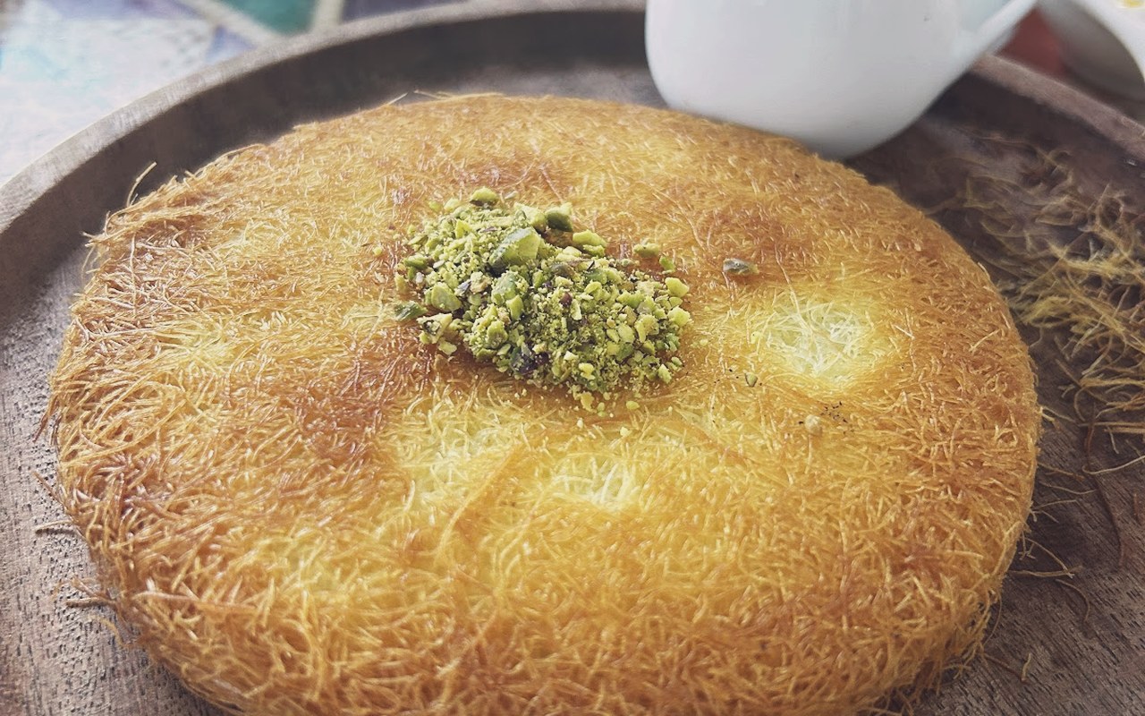AlFyhaa Restaurant Bahau - Pencuci mulut tradisi Arab kunafa keju tarik keemasan bertabur kacang pistachio harum manis.