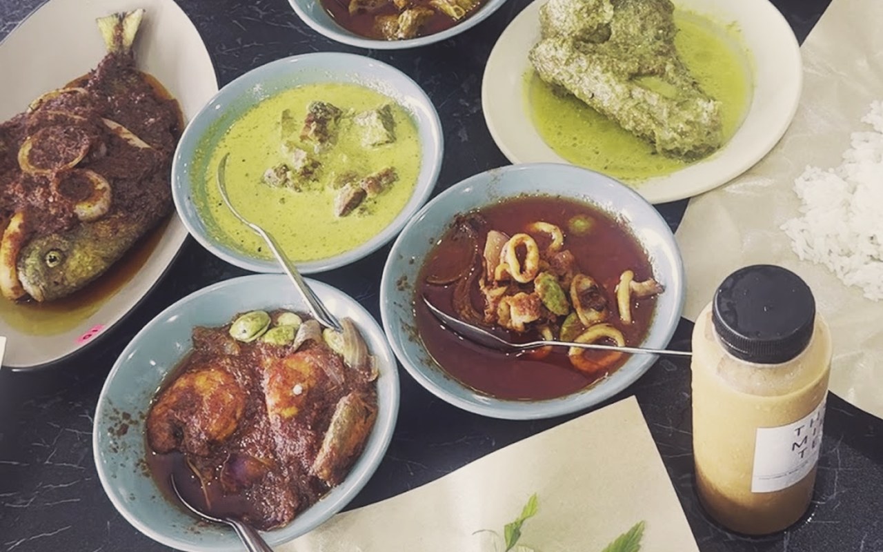 Restoran Asam Pedas Mak Ros - Sajian lauk asam pedas ikan pari bersama gulai lemak cili api dan sambal sotong pekat.