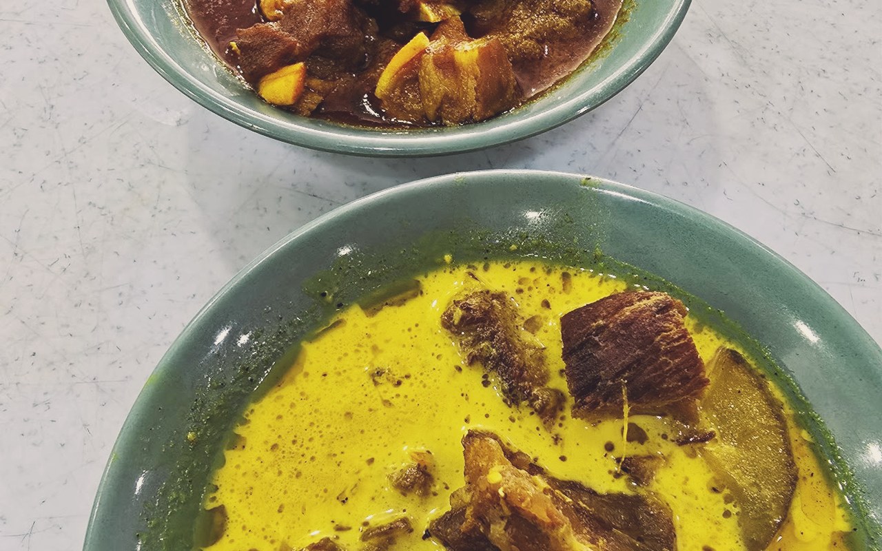 Restoran Asam Pedas Mak Ros - Semangkuk gulai masak lemak cili api kuning keemasan beraroma salai pekat membangkitkan selera.