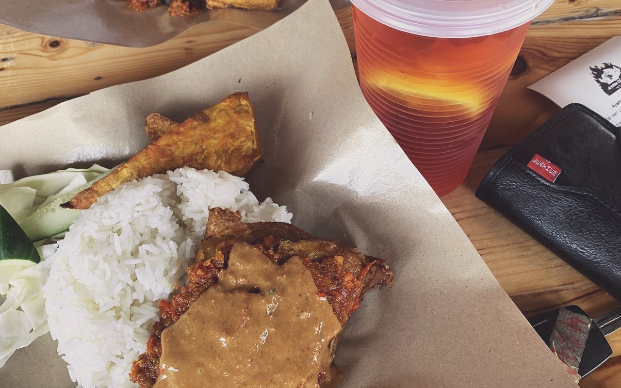Ayam Gepuk Wak Lamat - Set nasi ayam gepuk kuah kacang berempah bersama tauhu, tempe goreng dan ulam segar.