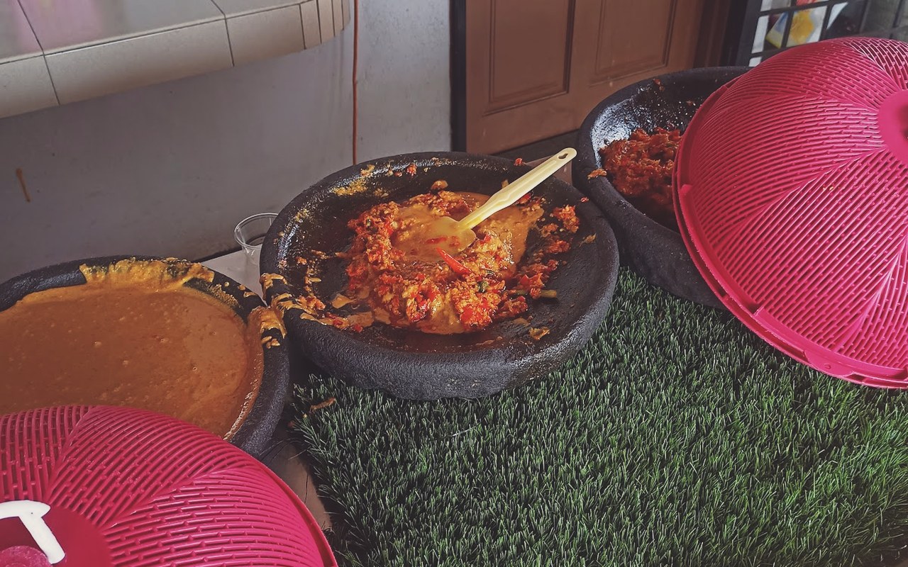 Ayam Gepuk Wak Lamat - Lesung batu adunan sambal cili api gepuk pedas berdesup dan sambal kacang gajus asli.