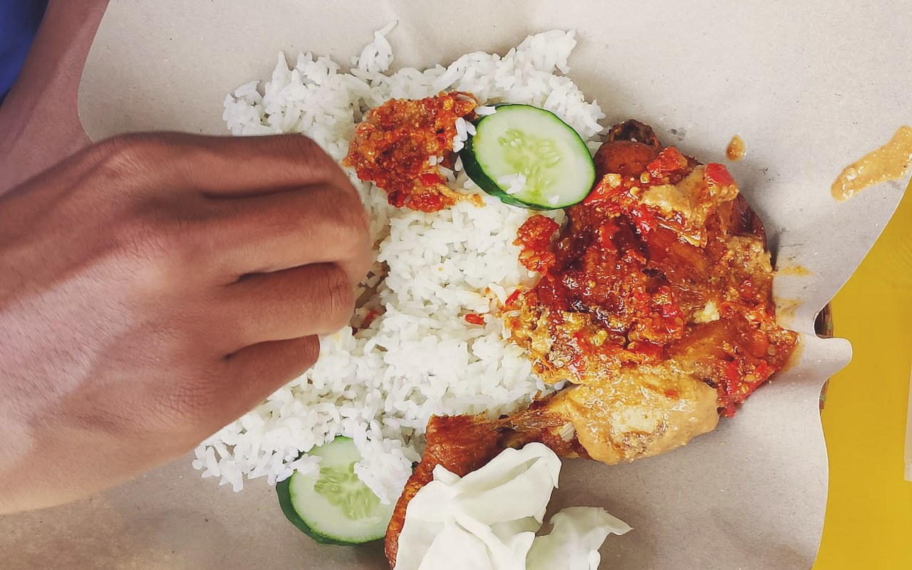 Ayam Gepuk Wak Lamat - Menikmati nasi putih panas bersama ayam gepuk sambal merah pedas berapi yang boleh diisi semula percuma.