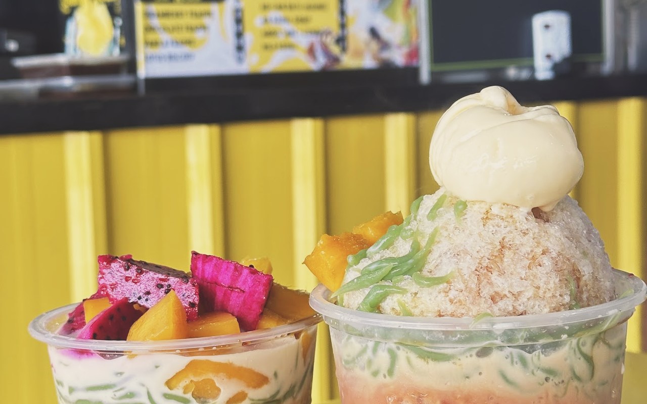 Cendol Retro & Cucur Udang Tempayan - Mangkuk cendol pulut mangga aiskrim dan buah naga segar bersantan pekat gula melaka asli.