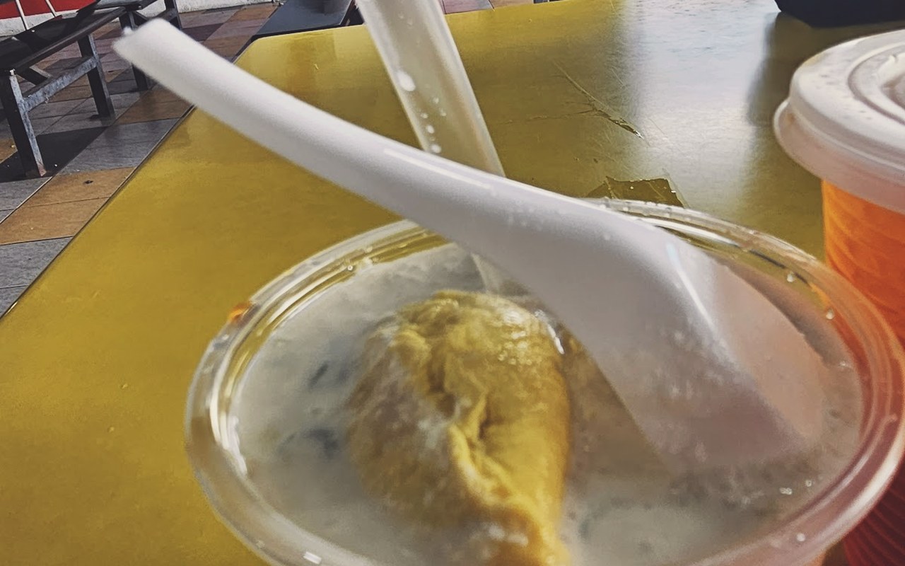 Cendol Retro & Cucur Udang Tempayan - Cendol durian istimewa berulas durian kuning berkrim manis berlemak menyejukkan tekak.