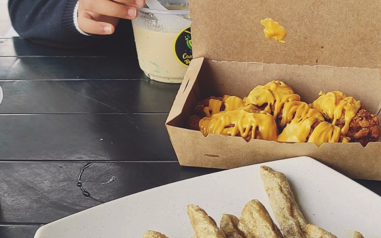 Cendol Retro & Cucur Udang Tempayan - Snek cucur udang tempayan rangup keemasan dan pisang cheese leleh untuk minum petang.