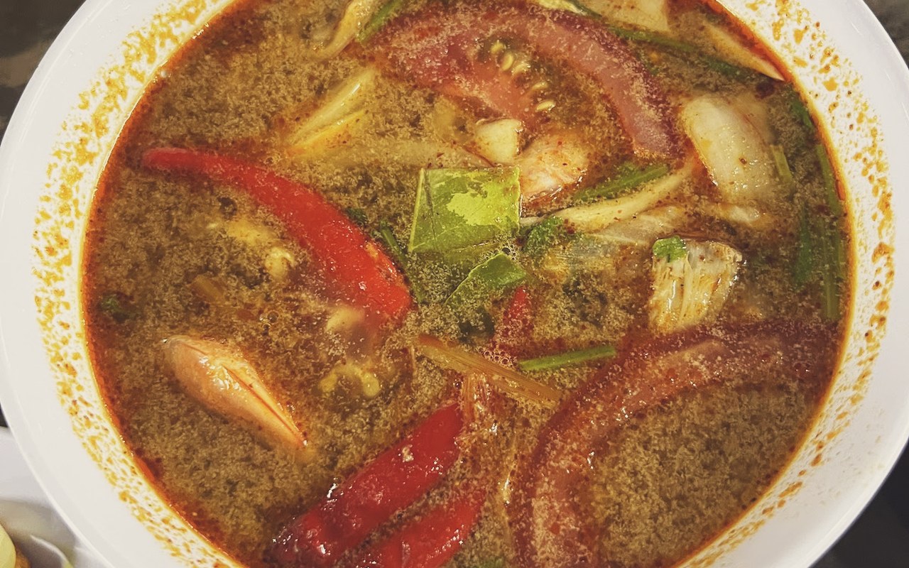 CMZ Tomyam & Seafood - Semangkuk tomyam campur kelapa berapi dengan udang, sotong dan aroma serai wangi menyegarkan.