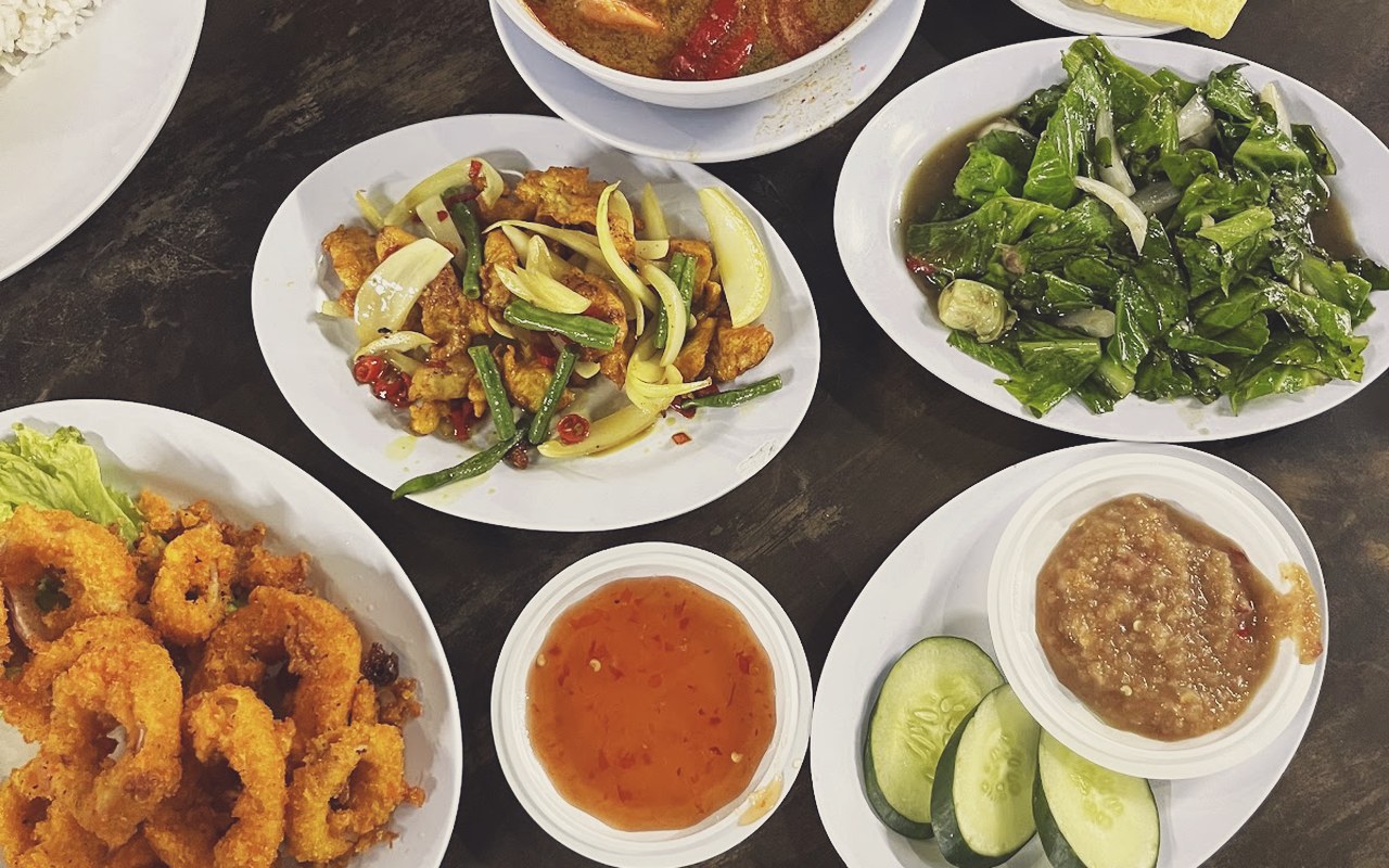 CMZ Tomyam & Seafood - Hidangan sotong celup tepung rangup bersama sayur kailan ikan masin menyelerakan.