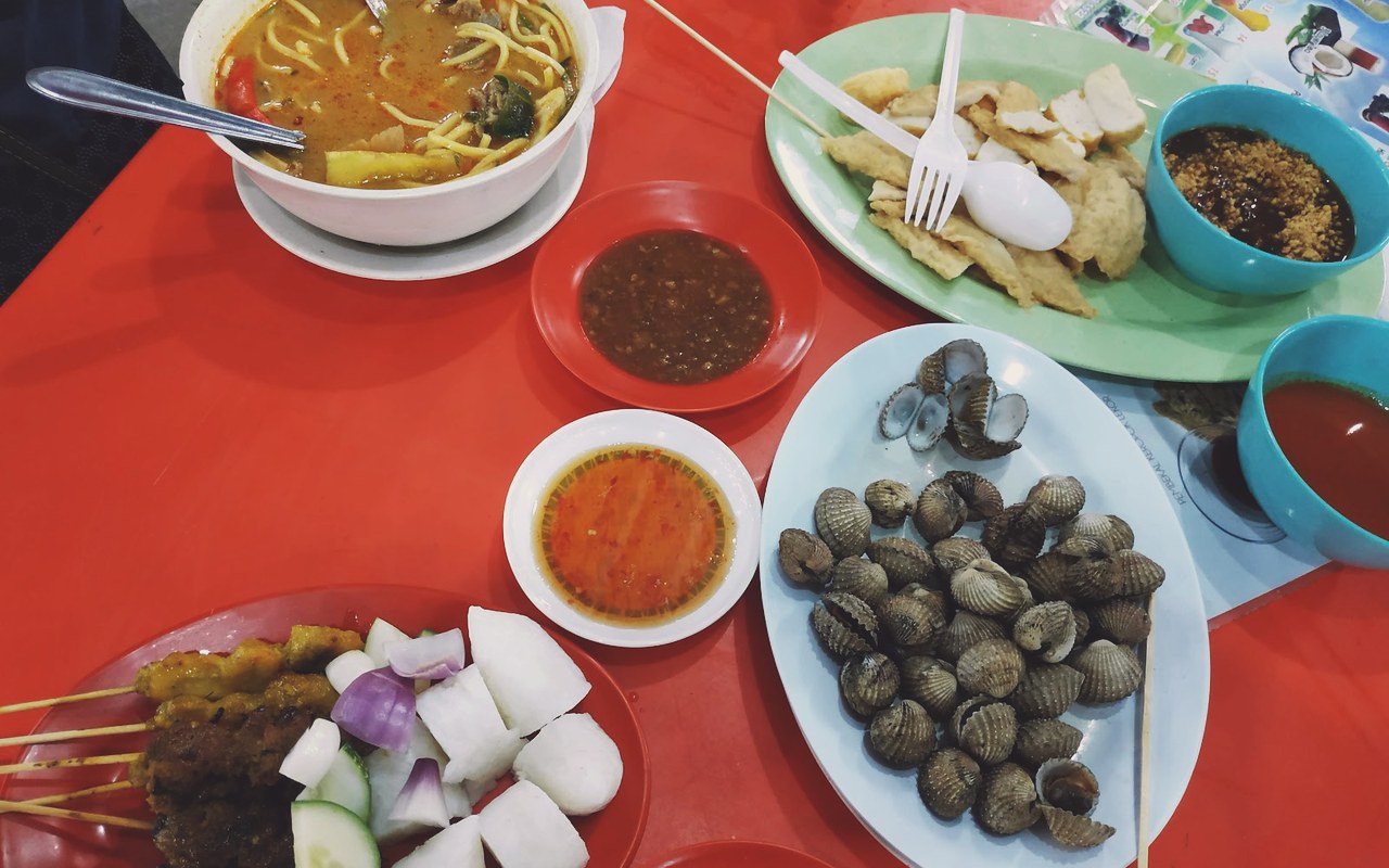 CMZ Tomyam & Seafood - Set makan malam meriah sate bakar arang bersama ketupat nasi, kerang rebus dan kuah tomyam.