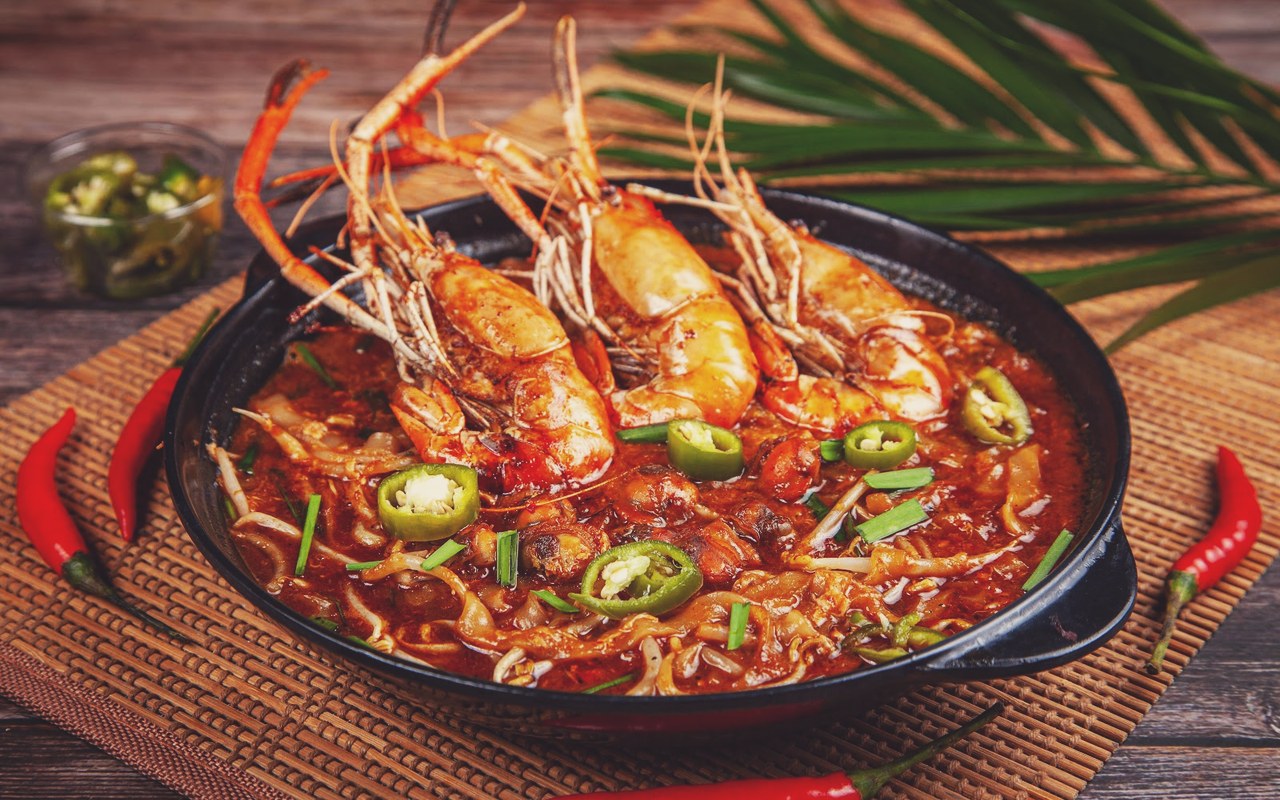 Kedai Hatta (Port Makan Sekeluarga) - Hidangan sizzling claypot char kuey teow udang galah berapi yang pekat aromatik wok hei.