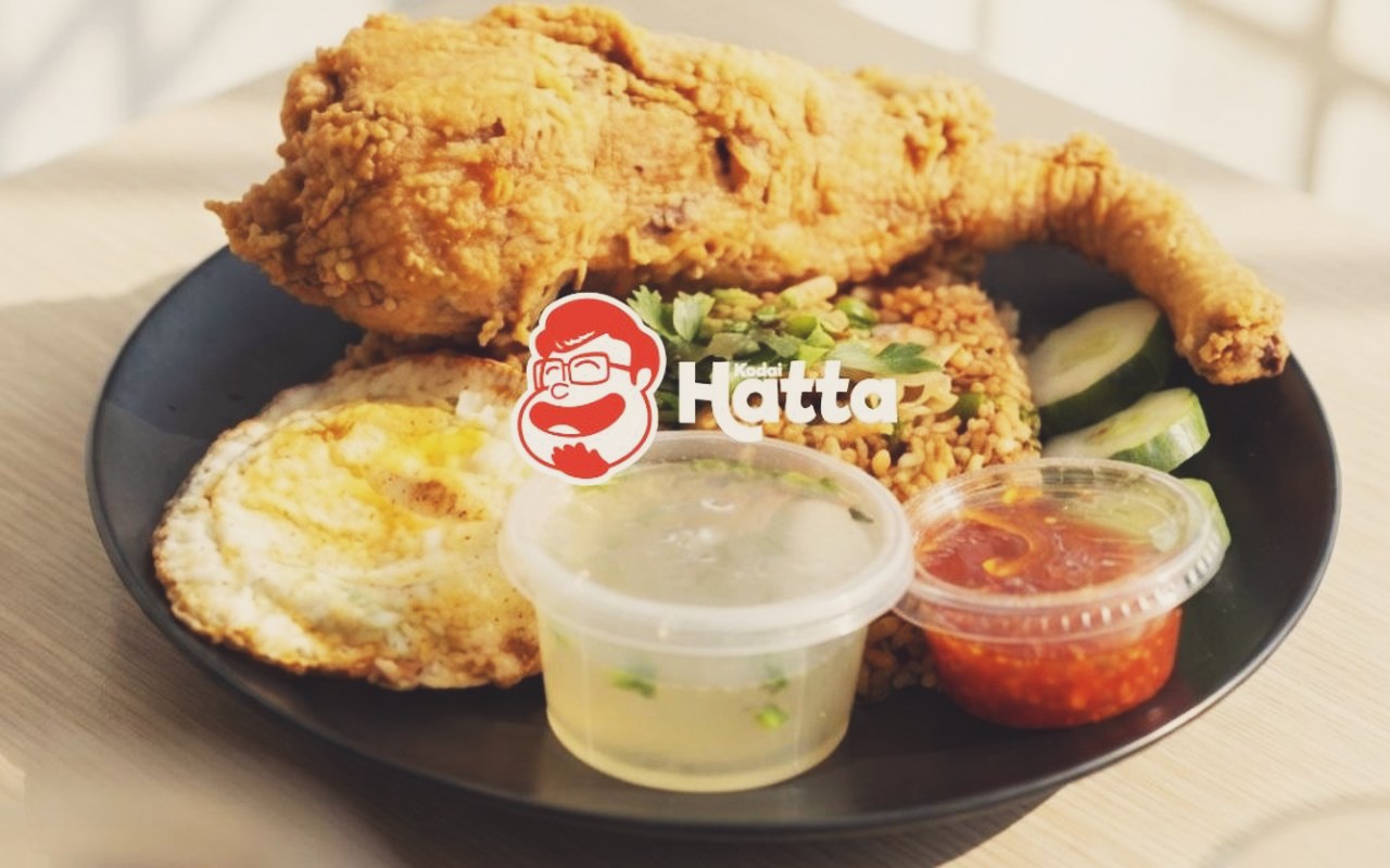 Kedai Hatta (Port Makan Sekeluarga) - Nasi ayam goreng crispy istimewa Kedai Hatta disajikan bersama telur mata dan sambal pedas.