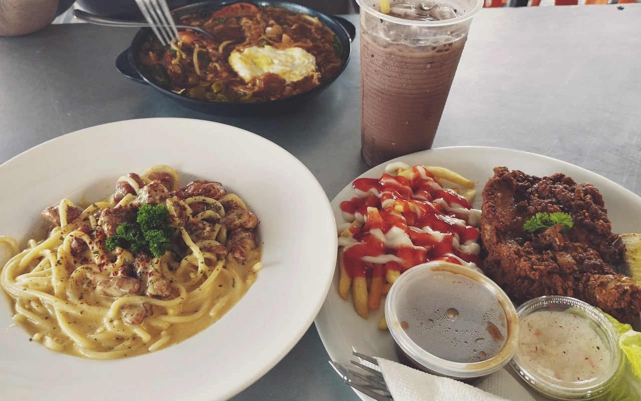Kedai Hatta (Port Makan Sekeluarga) - Set gabungan Western chicken chop garing bersama pasta carbonara dan sos black pepper pekat.