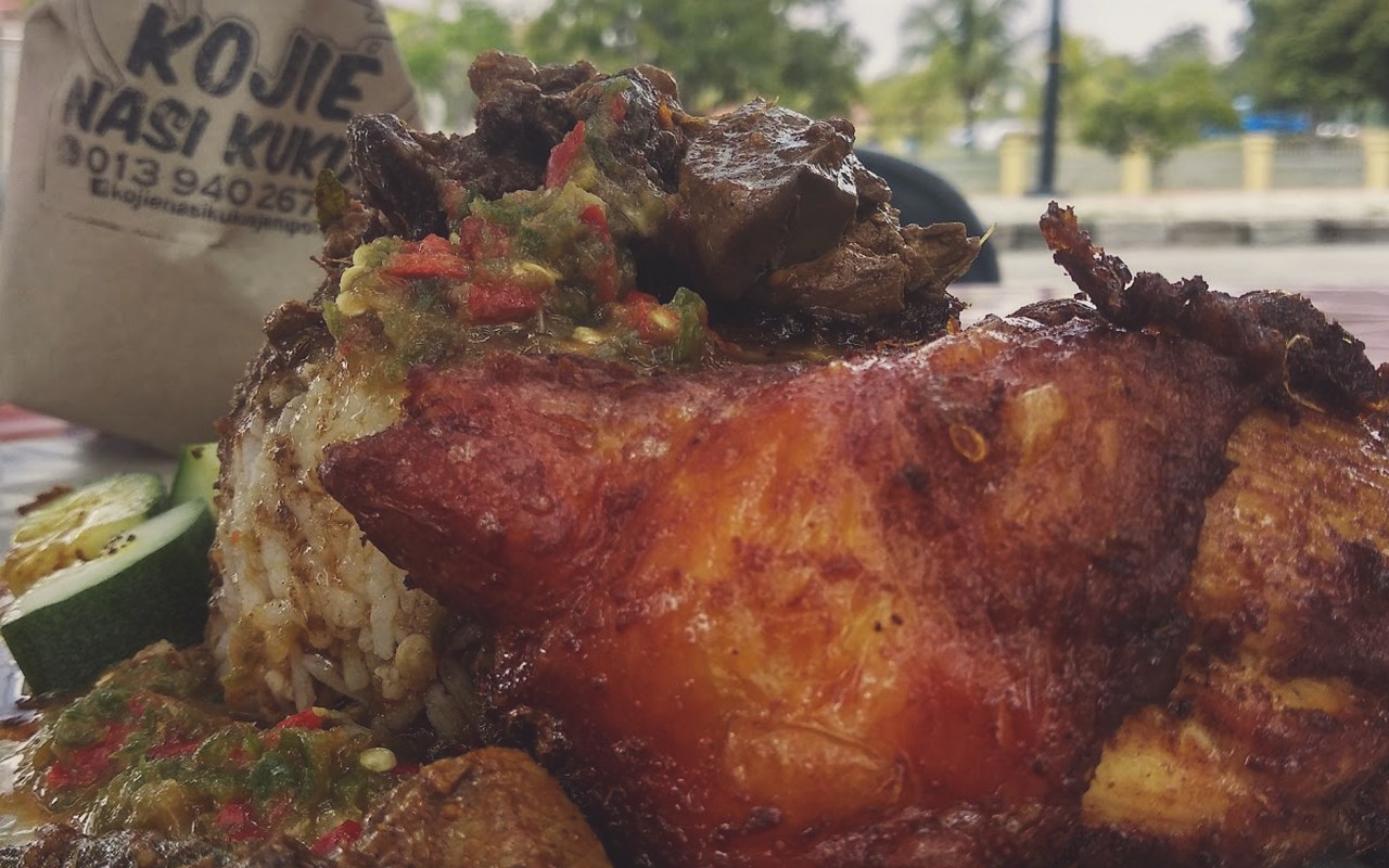Kojie Nasi Kukus Jempol - Set nasi kukus panas dibanjiri kuah gulai dan sambal belacan bersama ayam goreng berempah rangup.
