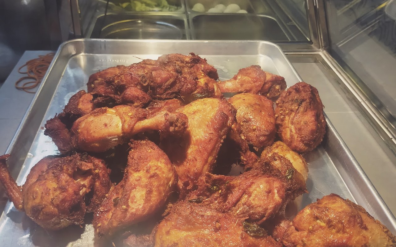 Kojie Nasi Kukus Jempol - Talam ayam goreng berempah panas berkerak serdak wangi yang baru siap digoreng dari kuali.