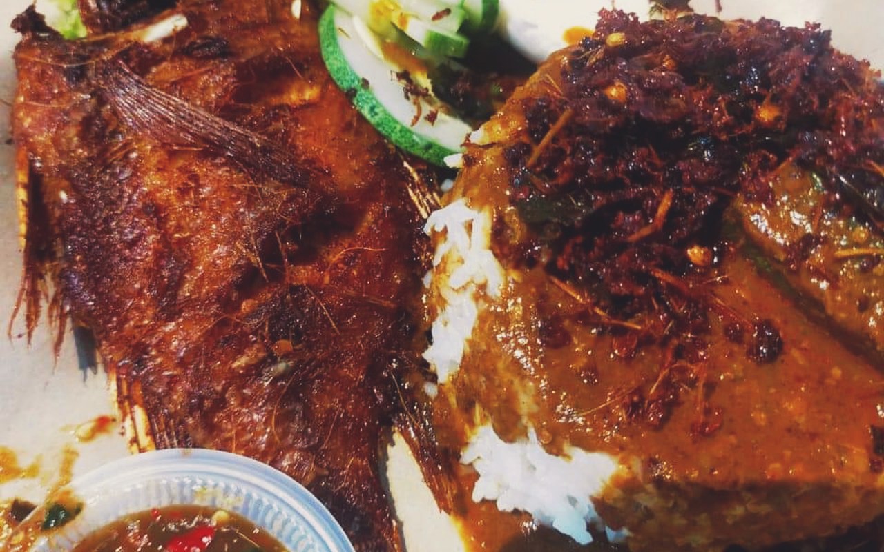Kojie Nasi Kukus Jempol - Sajian nasi kukus ikan keli berlada bersama limpahan kuah kari kawah pekat.