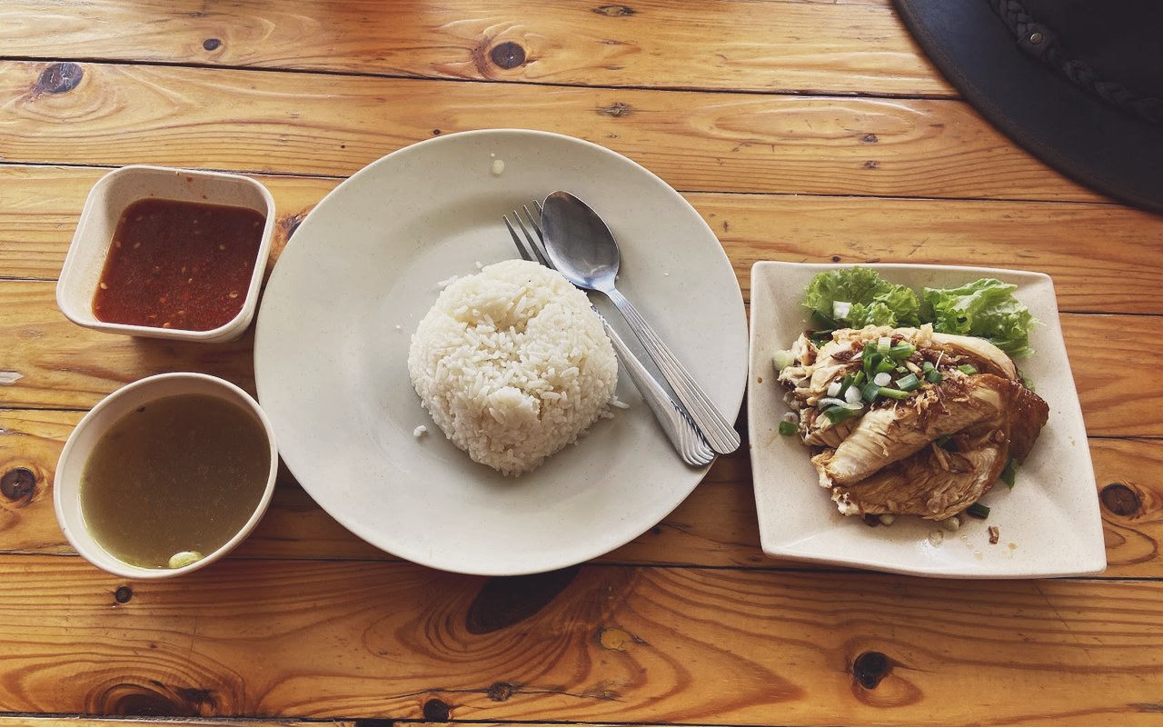 Nasi Ayam Baba Corner - Sajian set nasi ayam istimewa dengan nasi peroi wangi, sup herba dan sos cili halia pedas mantap.