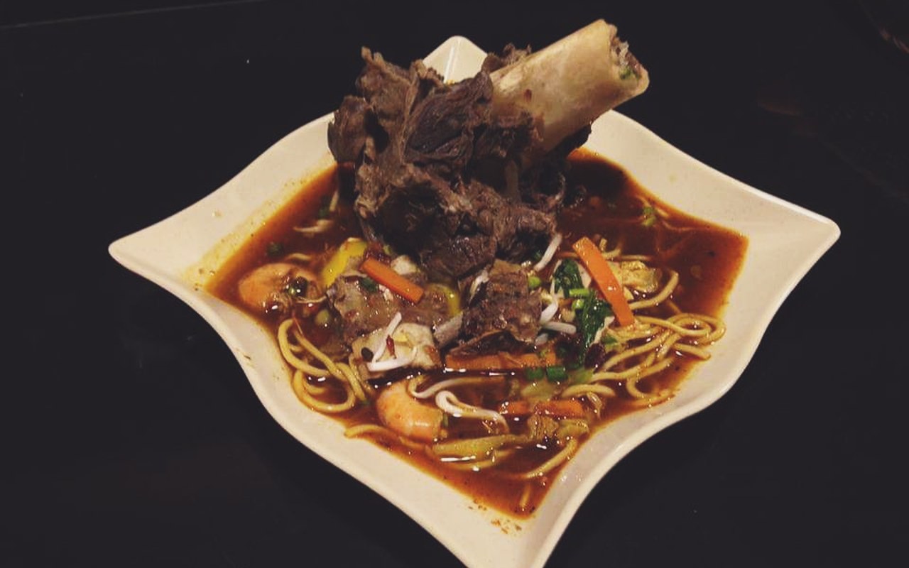 Nasi Ayam Baba Corner - Mee sup gearbox lembu istimewa dengan tulang gearbox besar dan kuah sup pekat berempah.