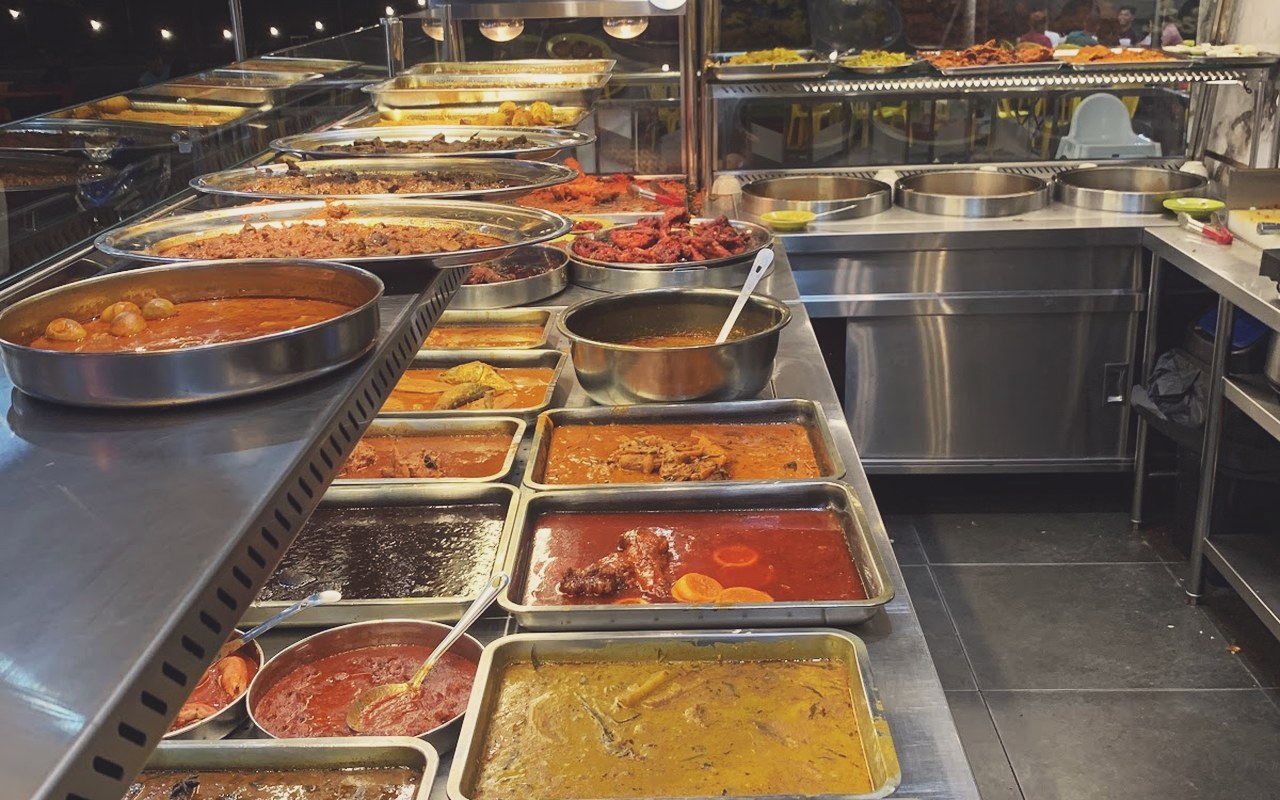 Nasi Kandar Heritage Bahau - Kaunter lauk nasi kandar lengkap dengan pelbagai variasi kuah kari pekat, dalca dan sambal.